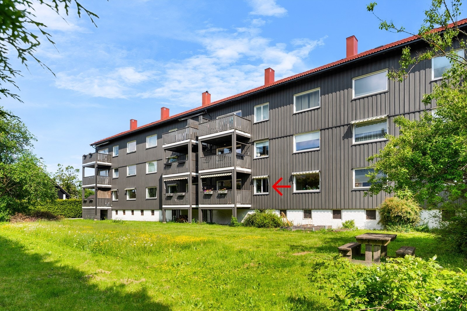 En lys og gjennomgående 3-roms leilighet med en herlig blanding av retro sjarm og et flott flislagt baderom fra 2018. Galleribilde