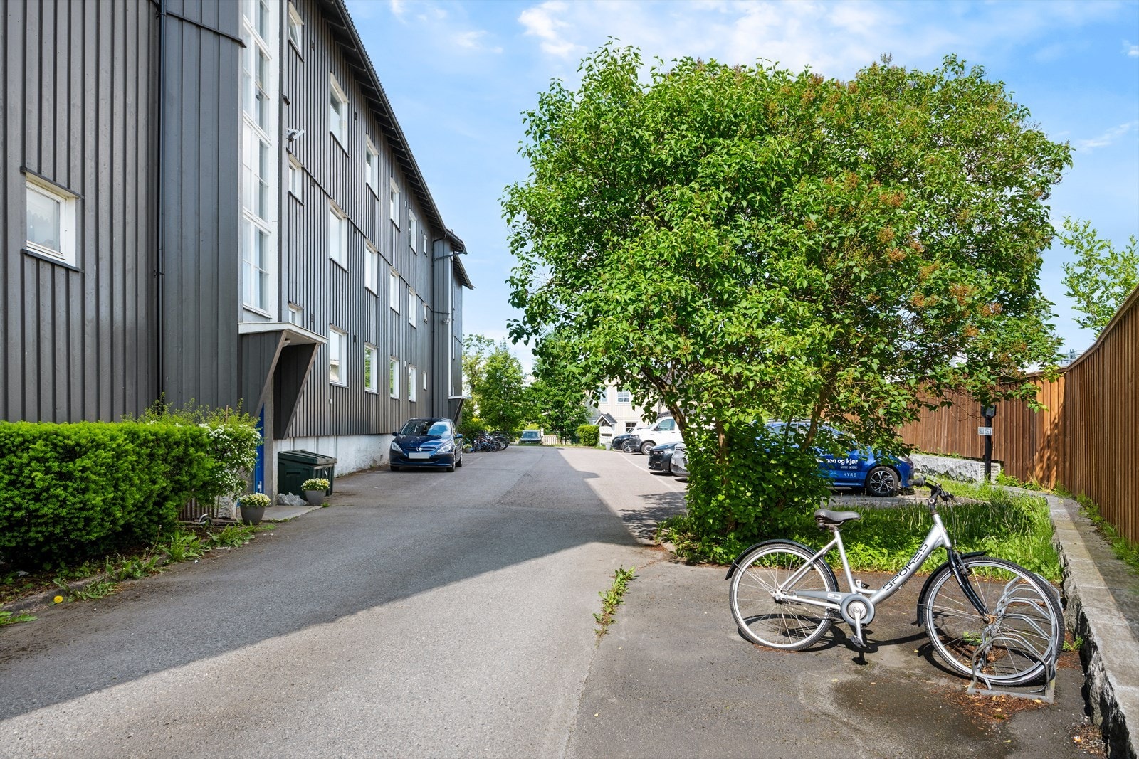 Kun en kort spasertur unna finner du Lillestrøm togstasjon, med hyppige avganger til Oslo - perfekt for både pendleren og den som vil ha enkel tilgang til bylivet. Galleribilde