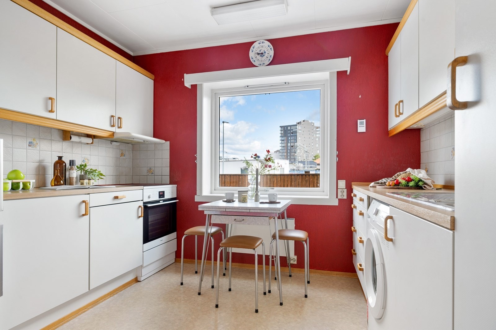 Velkommen inn på et kjøkken hvor nostalgien sitter i veggene, og hvor farger og materialer skaper en varm og levende atmosfære. Til en tid da fargene var sterke, materialene ekte _ og kjøkkenet var hjertet i hjemmet. Galleribilde
