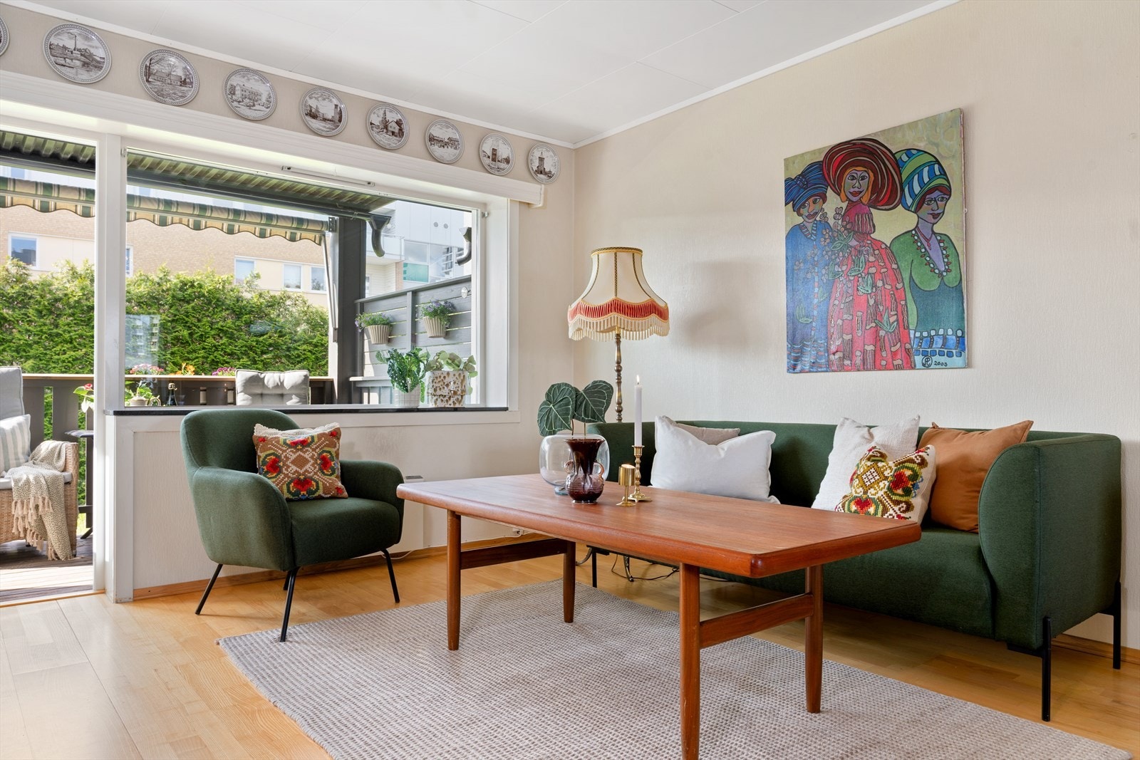 Fra stuen har du også utgang til en overbygd balkong - perfekt for morgenkaffen i sommerhalvåret eller et pledd over skuldrene når høsten melder sin ankomst. Galleribilde