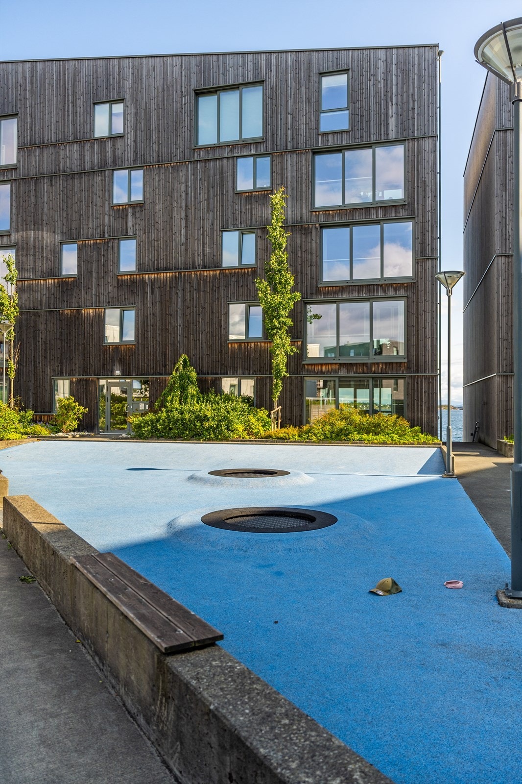 Fine og velstelte fellesområder utenfor blokken. Galleribilde