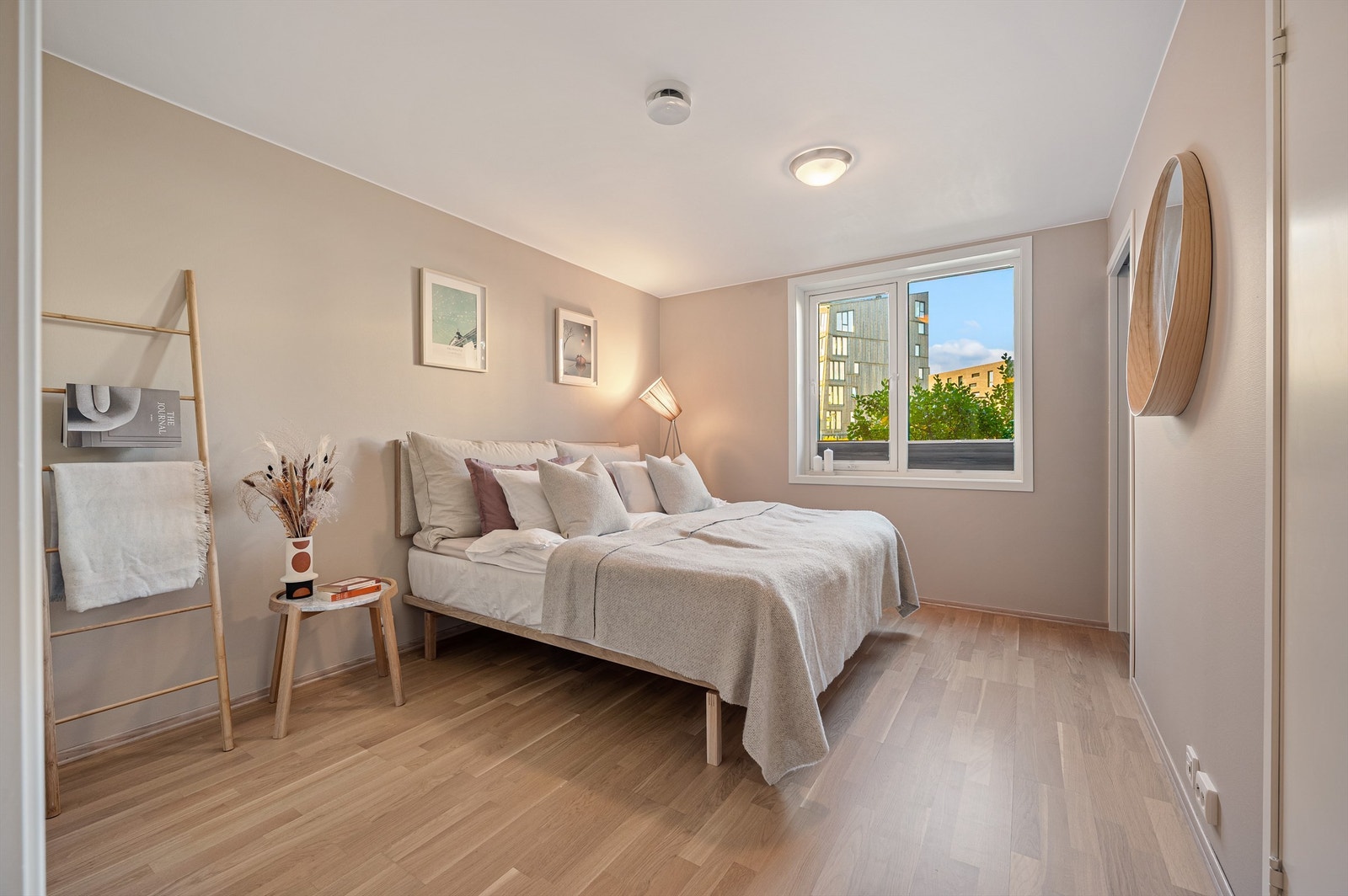Soverom I brukes som hovedsoverom og har walk-in-closet samt eget bad. Galleribilde