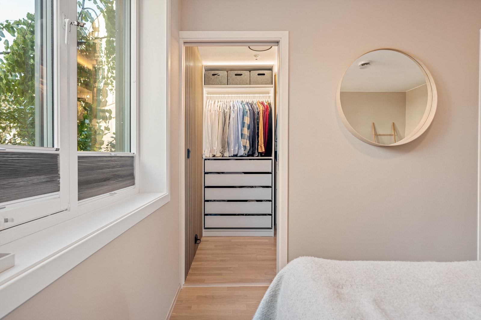 Walk-in-closet til soverom. Galleribilde