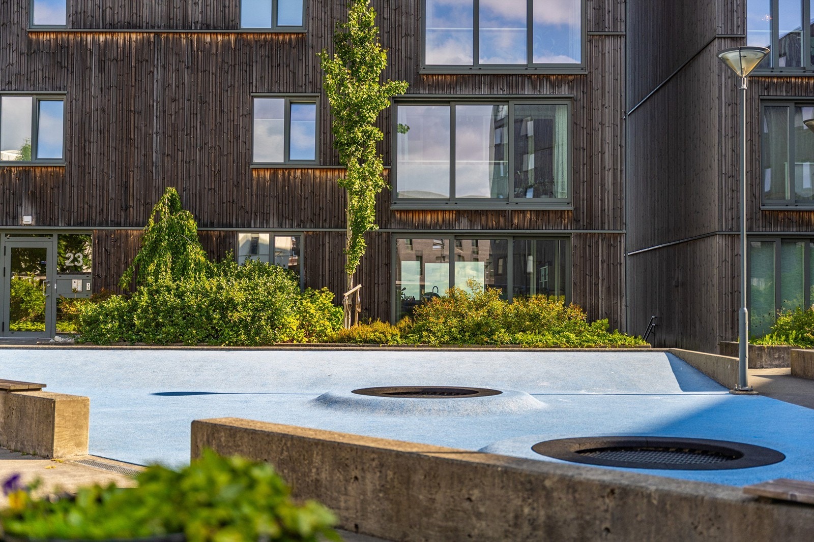 Fra atrium og inngangsparti ligger leiligheten på bakkeplan. Galleribilde