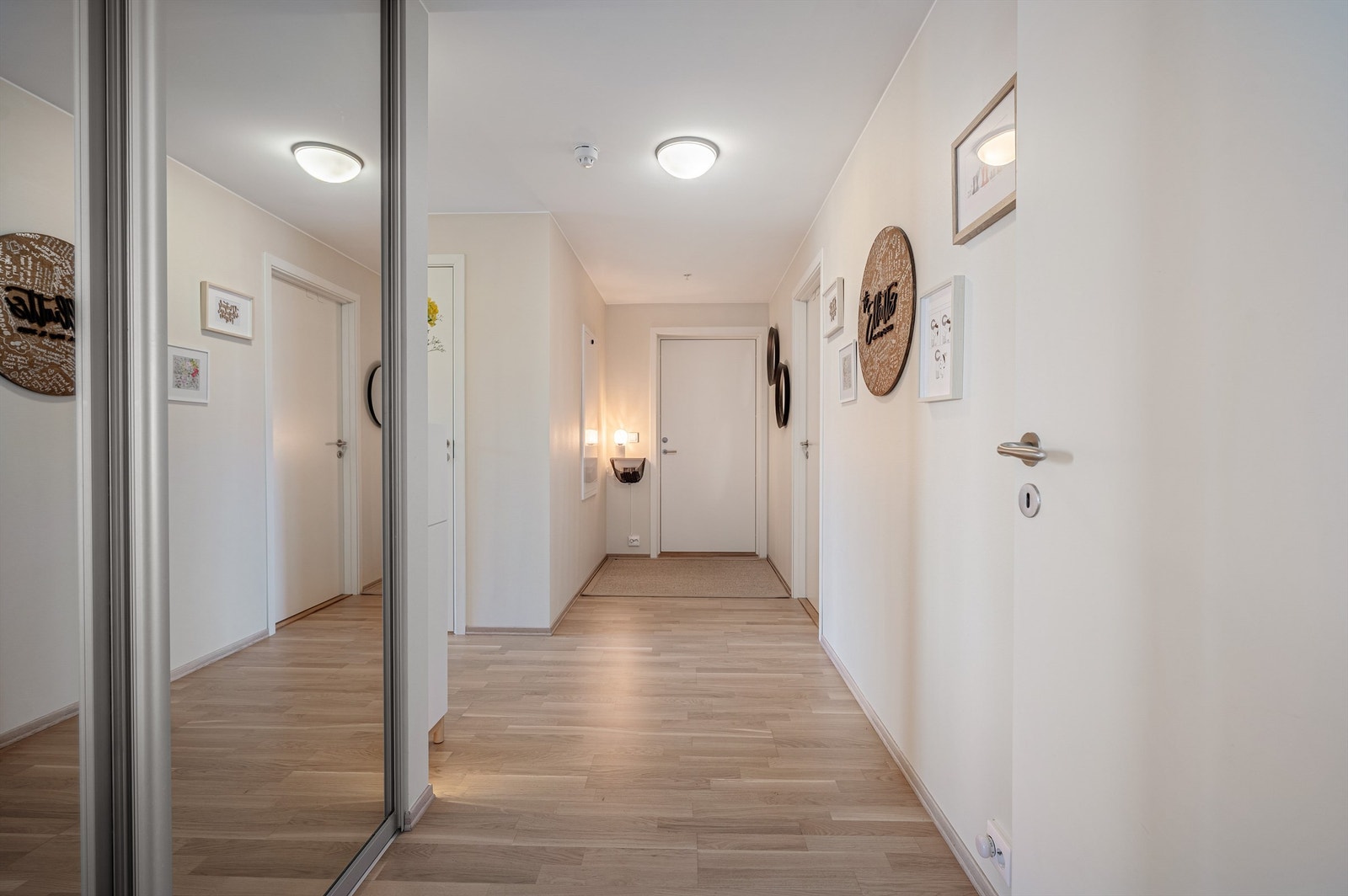 Ved entré ligger alle tre soverom og bad med opplegg for vaskemaskin.. Galleribilde