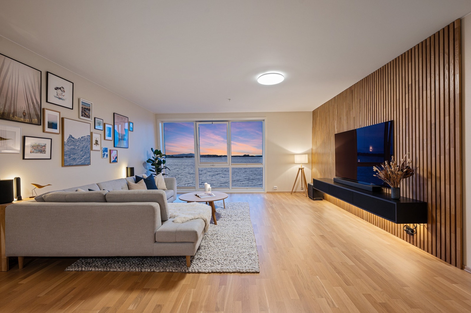 Stuen er flott både dagtid og kveld. Galleribilde