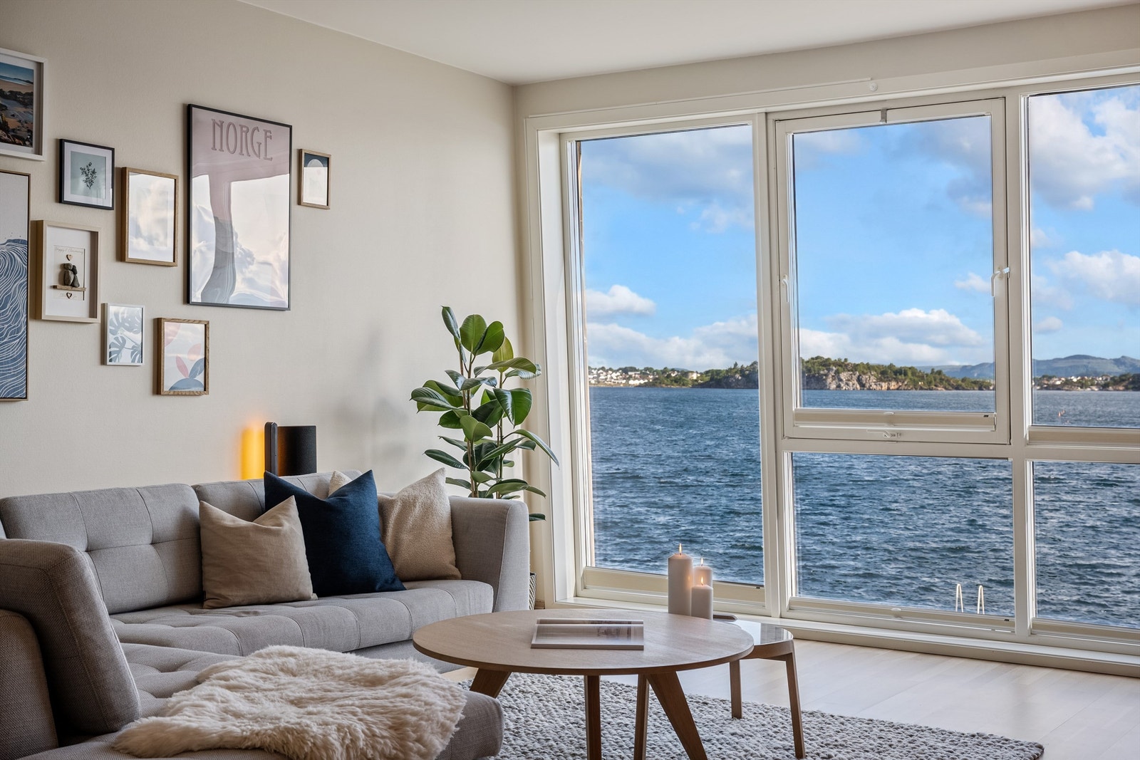 Her får man følelsen av at man virkelig er på sjøen med vinduer fra tak til gulv. Galleribilde