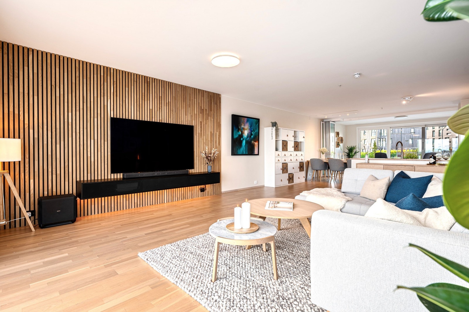 Stue i åpen løsning mot kjøkken. Galleribilde