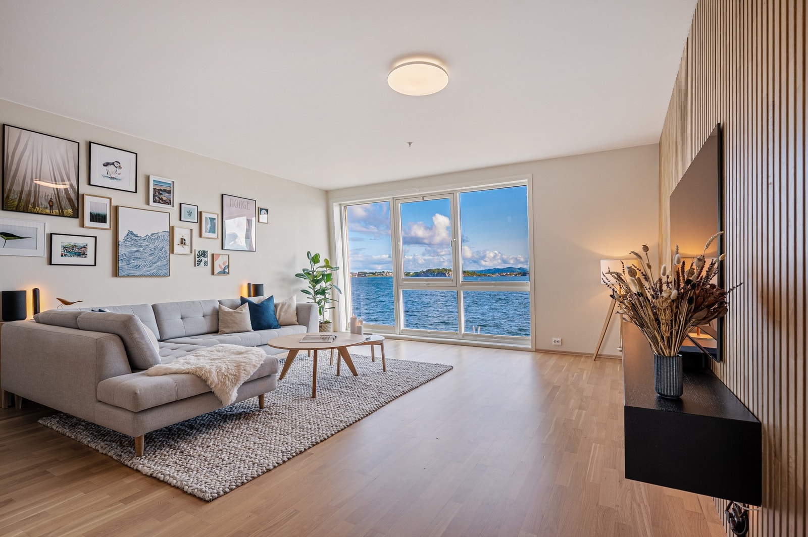 Siriskjeret 23, er en flott leilighet med nydelig sjøutsikt, store vindusflater og åpne flater. Galleribilde