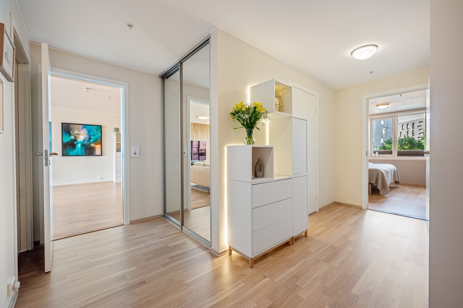 Romslig entré hvor det er god plass til skyvedørsgarderobe med speilfronter. Det er også plass til å ha ekstra knagger for å henge av yttertøy. Galleribilde