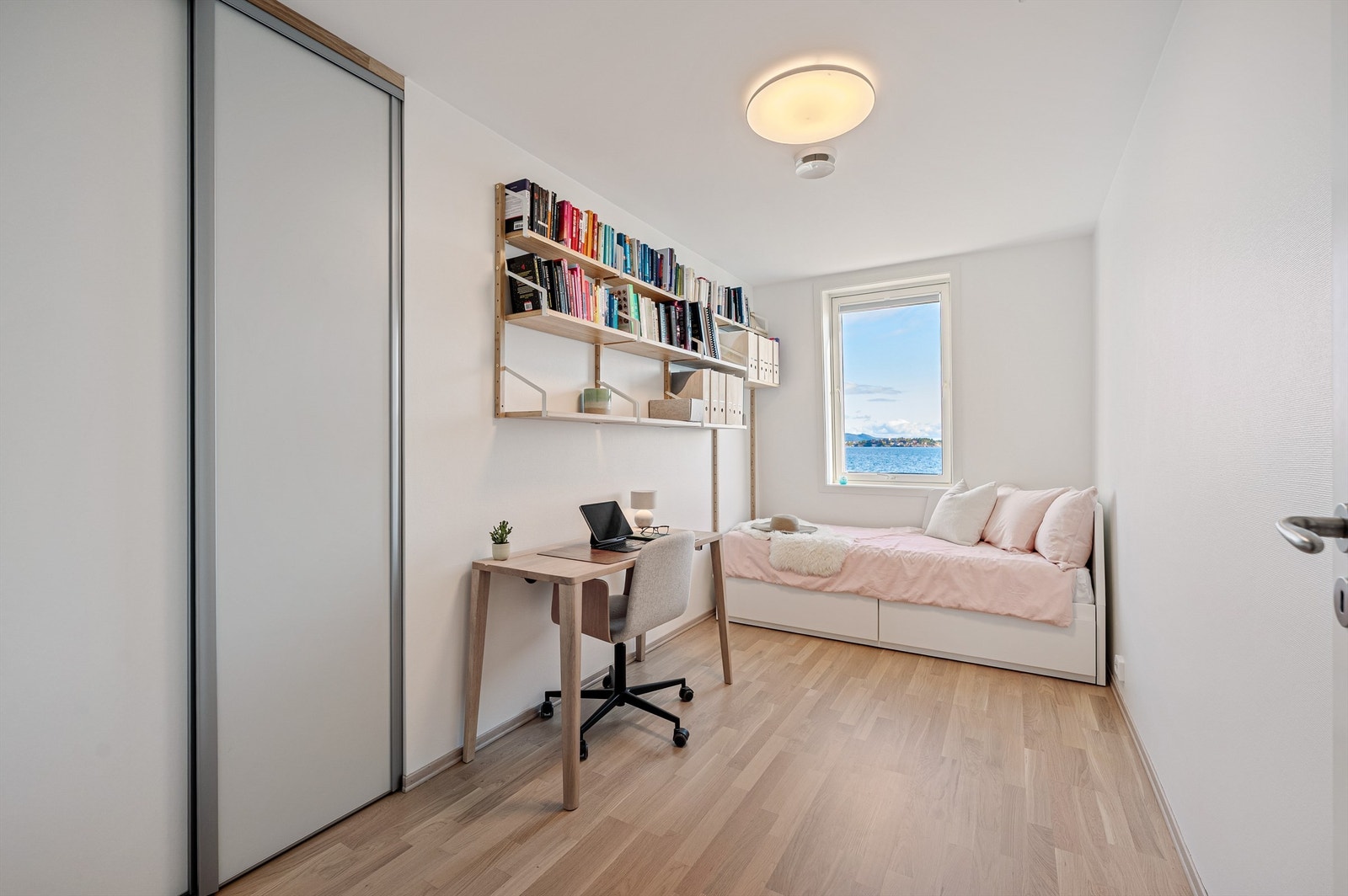 Soverom III er også romslig med flott sjøutsikt. Det er skyvedørsgarderobe, malte vegger og parkett på gulv. Galleribilde
