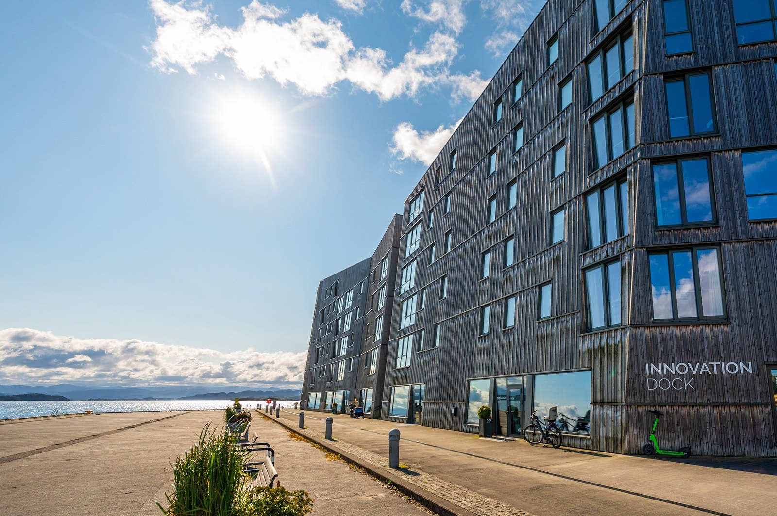 Omringet av sjø og det maritime livet. Det er næring i 1.etg av bygget. Galleribilde