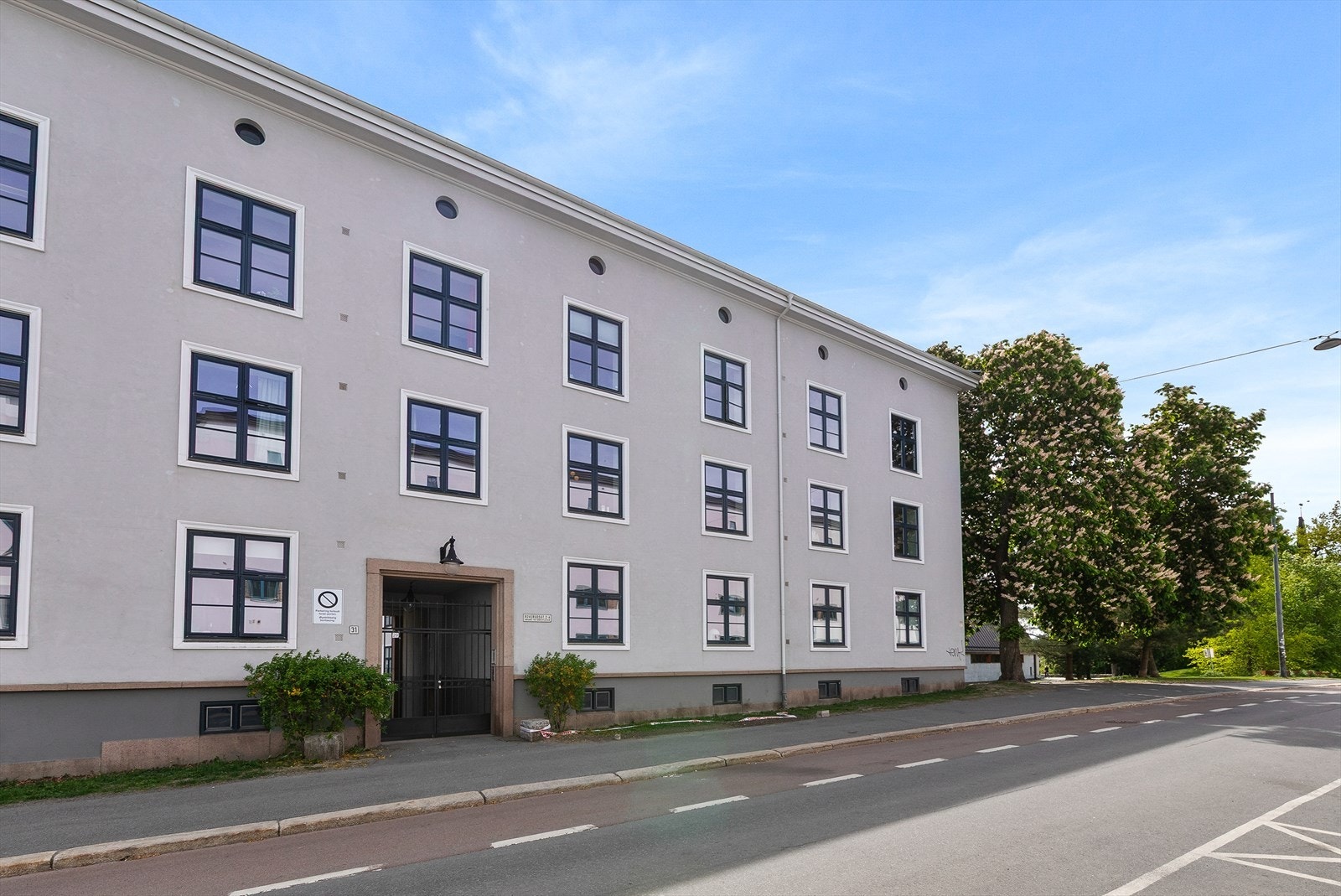 Fasaden sett fra gaten Galleribilde