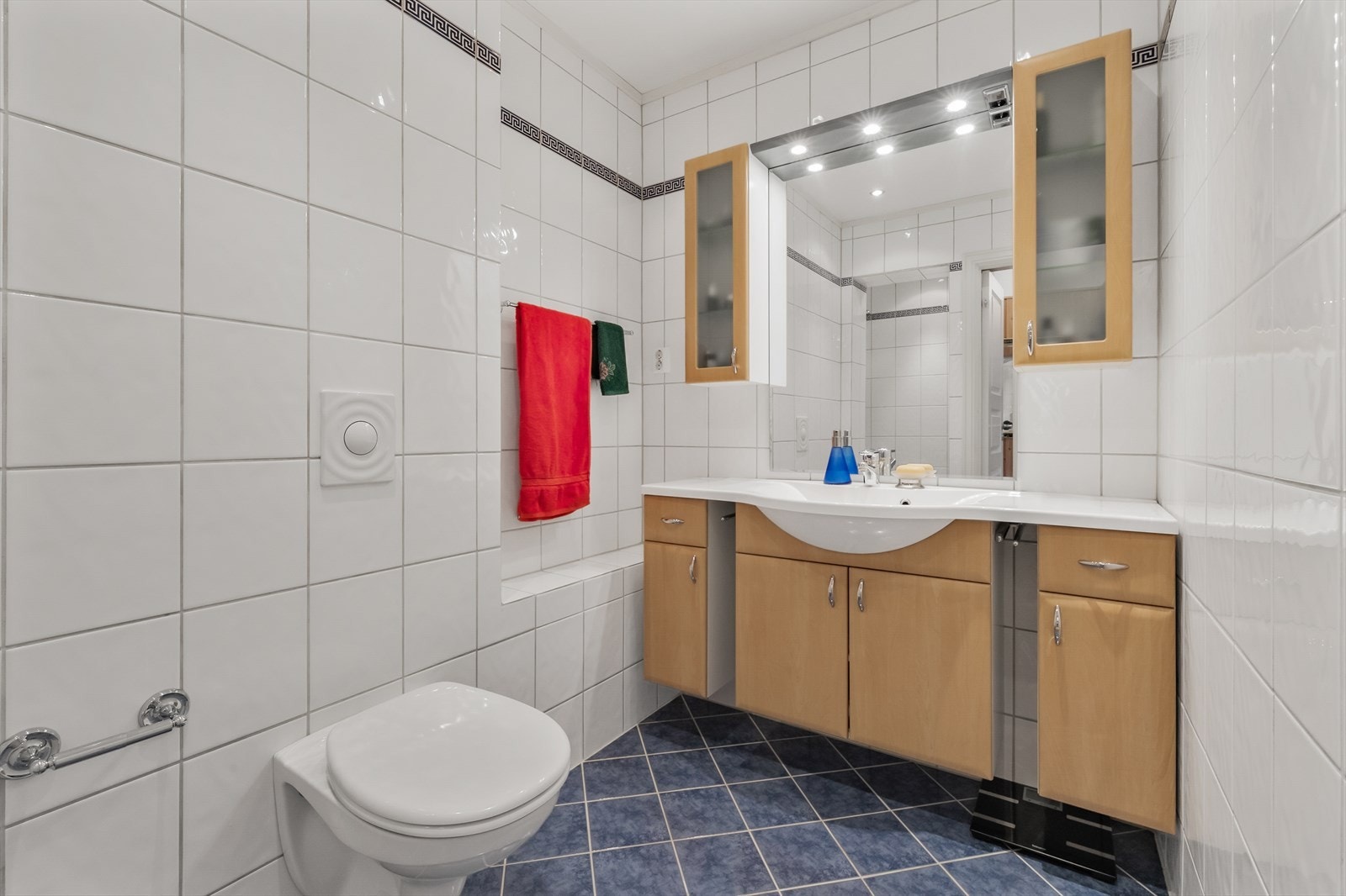 Leiligheten har pene bad i begge etasjer, renovert i 2002 Galleribilde