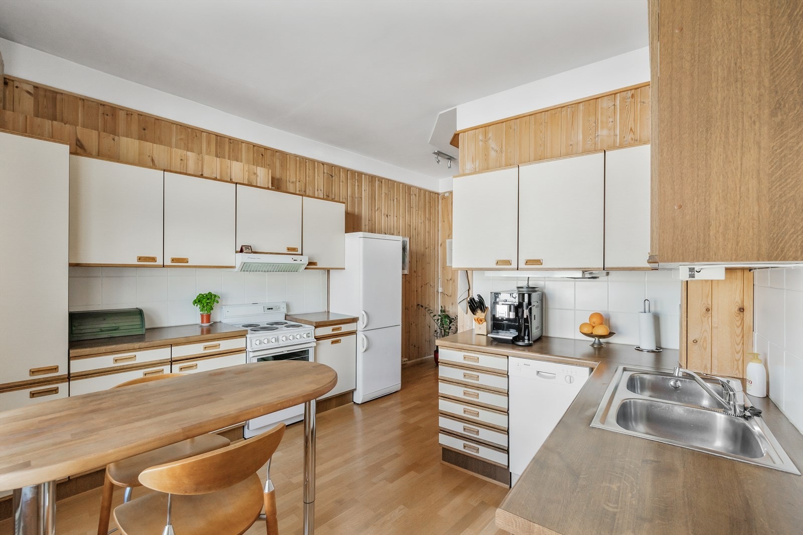 Romslig kjøkken med mye kjøkkeninnredning Galleribilde