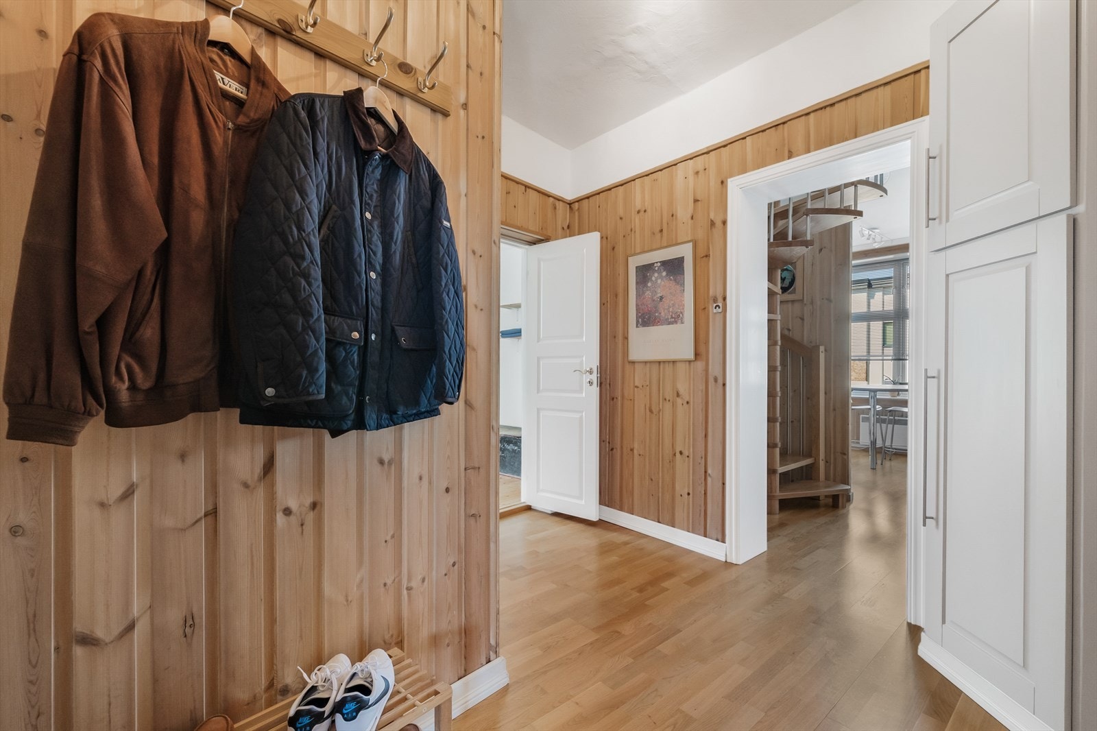 Innebygget skapplass for god oppbevaring er det også her Galleribilde