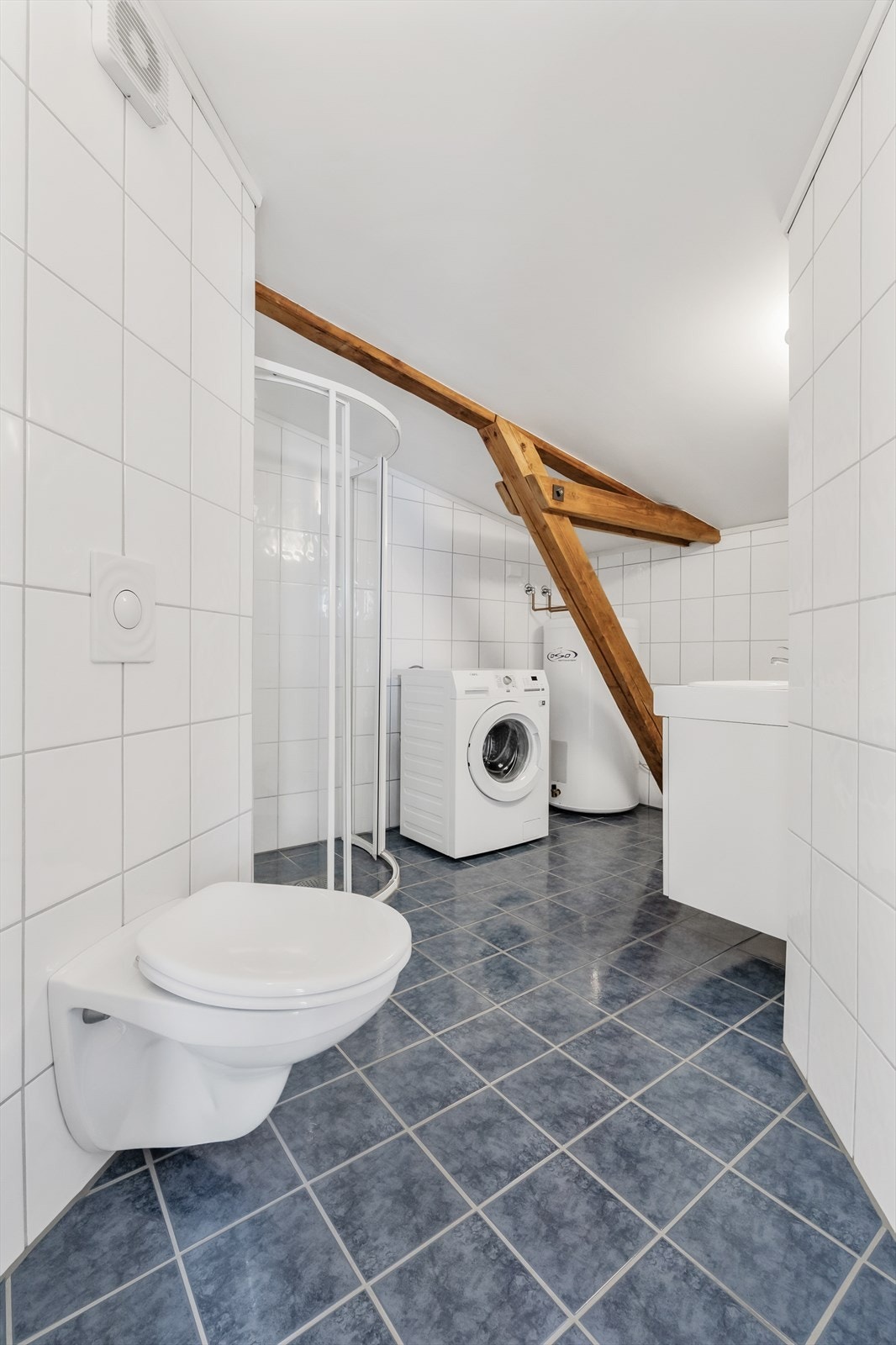 Vegghengt toalett og rene, pene fliser Galleribilde