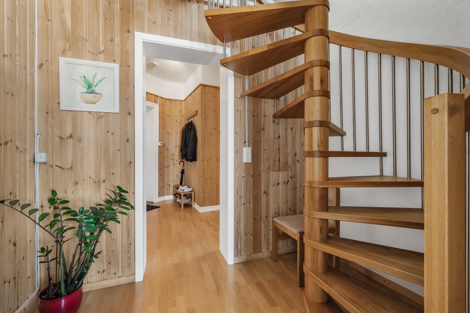 Solid og plassbesparende trapp som leder opp til loftsetasjen Galleribilde