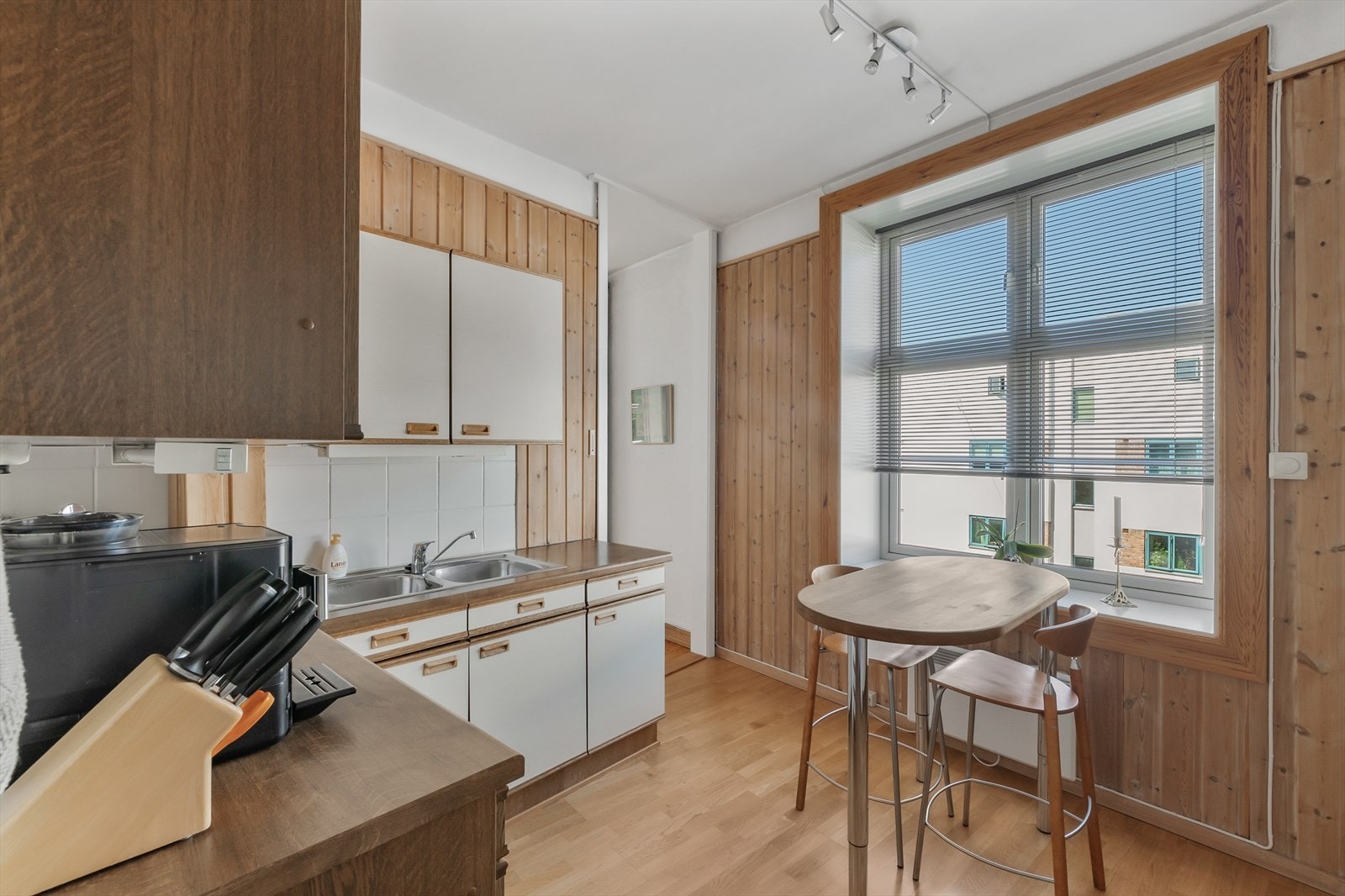 Her kan man også benytte en hyggelig spiseplass ved vinduet Galleribilde