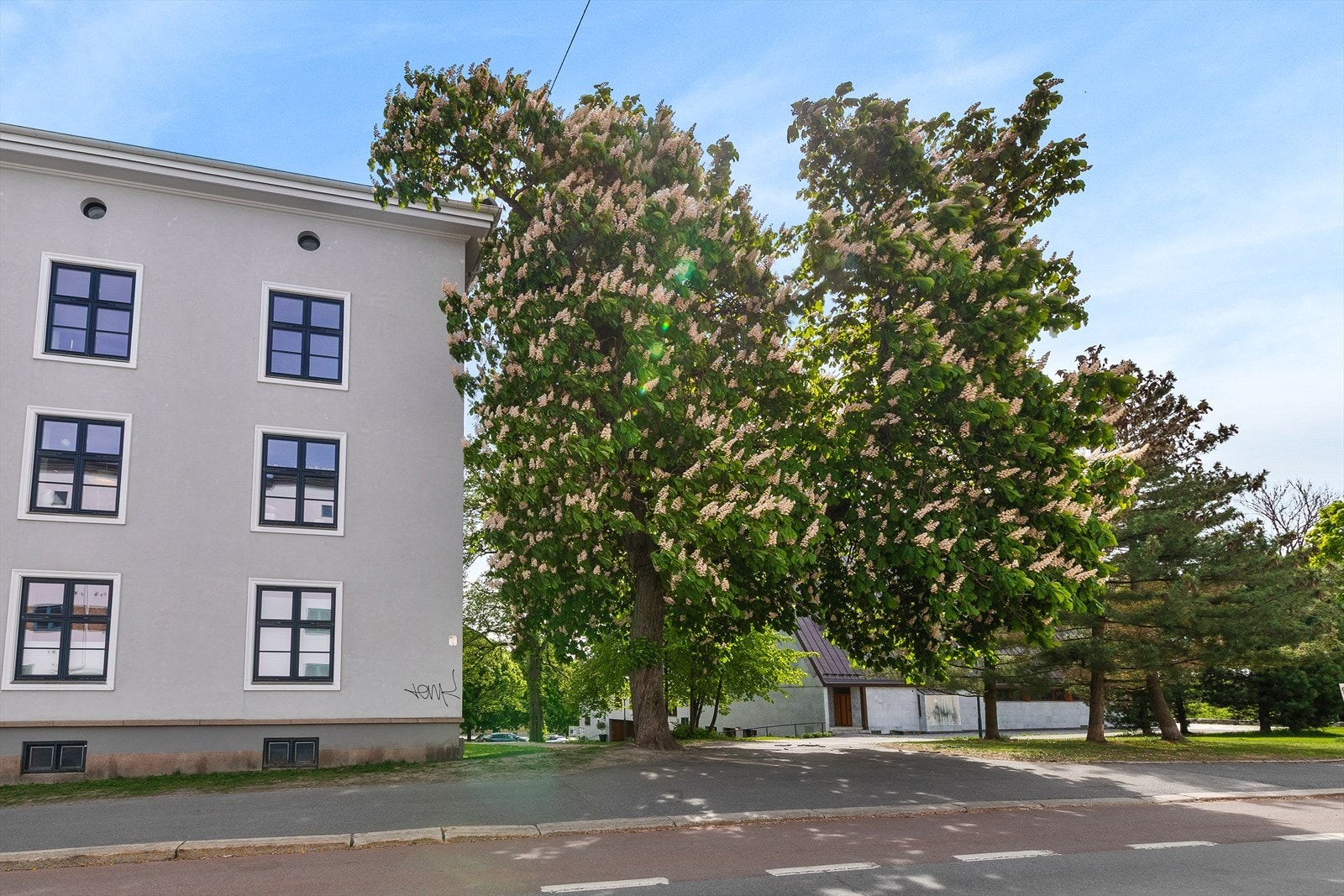 Leiligheten er en hjørneleilighet i 3. og loft med vinduer på 2 sider Galleribilde