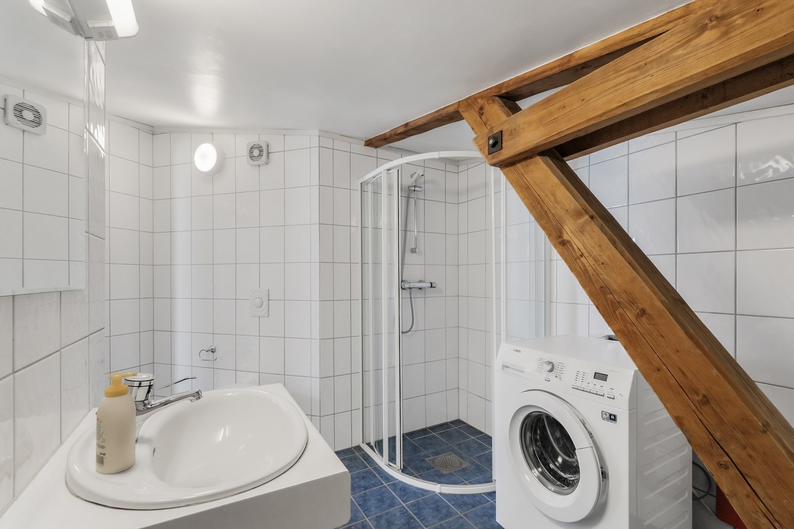 Som resten av loftetasjen er dette baderommet fra 2002 og er mest benyttet som vaskerom Galleribilde