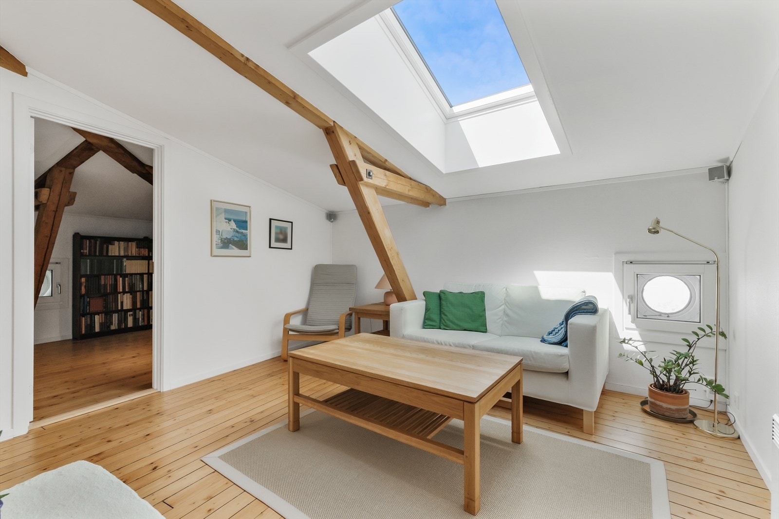 Veldig hyggelig loftstue med pene takbjelker Galleribilde