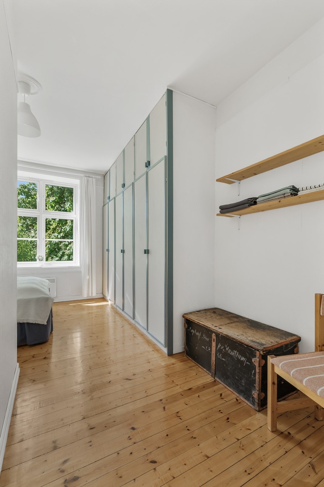 I hovedsoverommet er det mye integrert garderobeplass Galleribilde