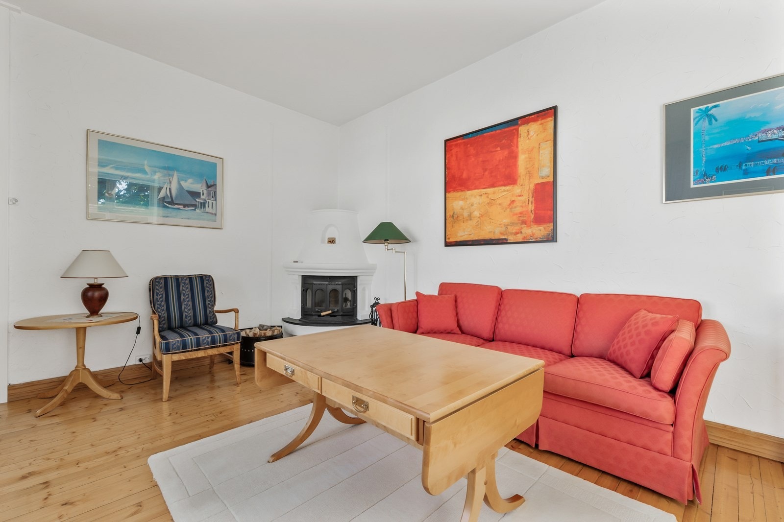 Hyggelig sofaavdeling med peisovn i hjørnet Galleribilde