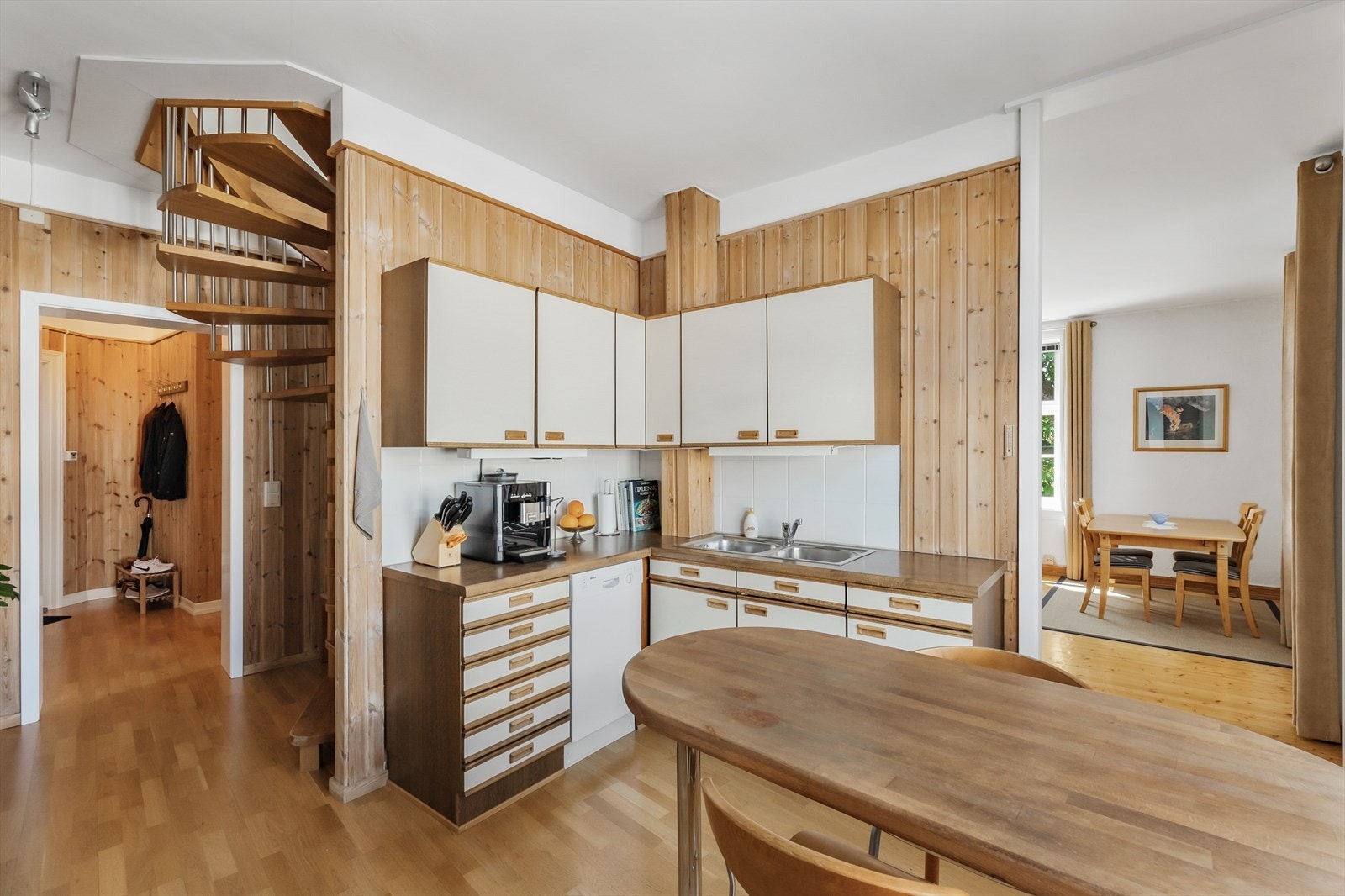 Denne veggen inn mot stuen er delvis lettvegg Galleribilde