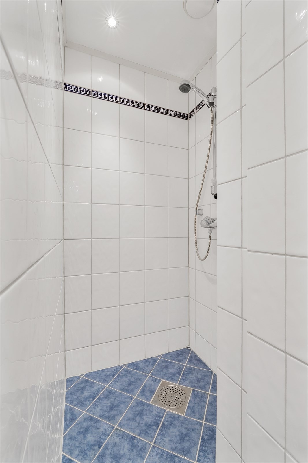 Meget pene og velholdte baderom, her med egen dusjnisje Galleribilde