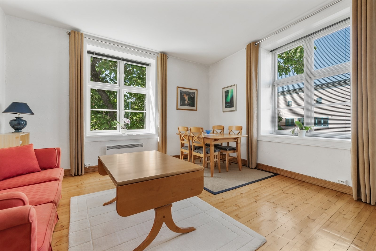 Hyggelig hjørnestue med store, høye vinduer for det beste lysinnfallet Galleribilde