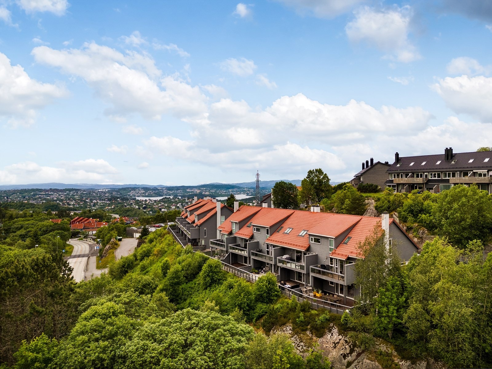 - Leiligheten har en usjenert og flott beliggenhet på Nesttun. Her bor man idyllisk til samtidig som det er kort vei til alt man skulle trenge i hverdagen - Galleribilde