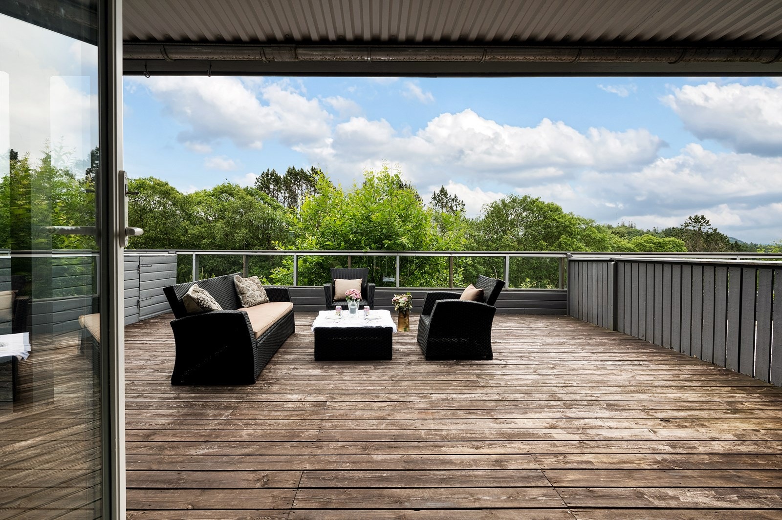 - Fra stuen er det utgang til en terrasse på ca. 37 m² - Galleribilde