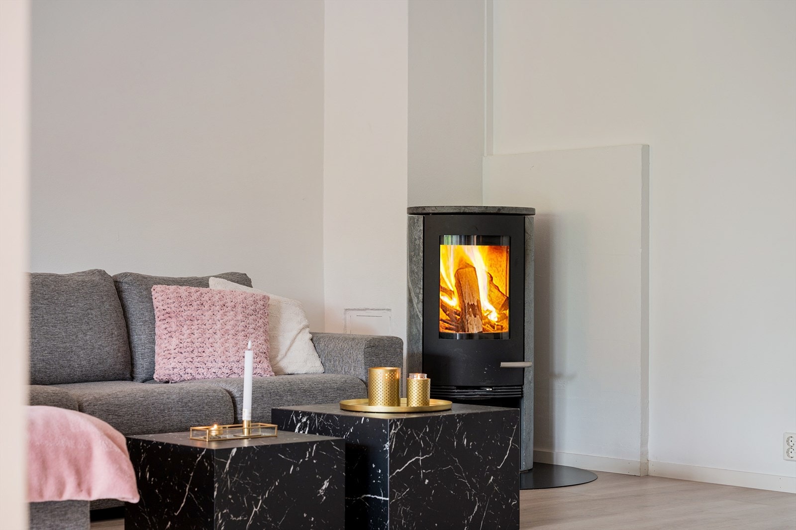 - Stuen varmes godt opp av den flotte peisen, i tillegg til varmekabler i gulvet som sørger for jevn og behagelig varme - Galleribilde