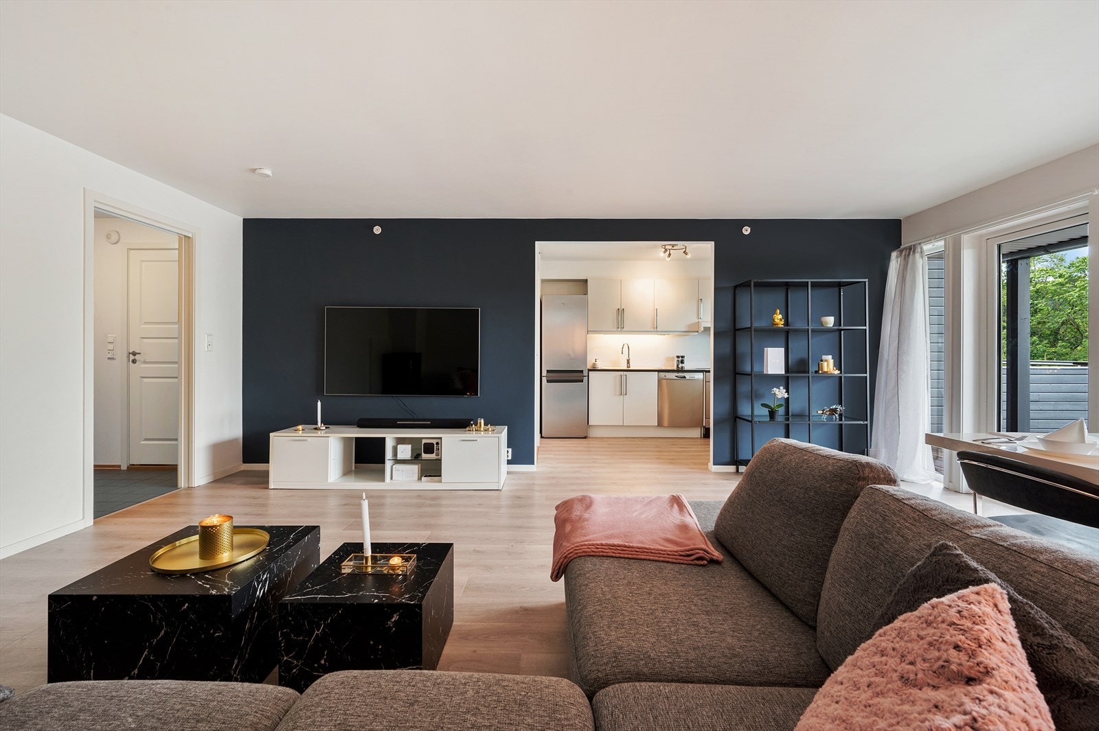 - Stue, kjøkken og soverommene har gjennomgående laminatgulv - Galleribilde