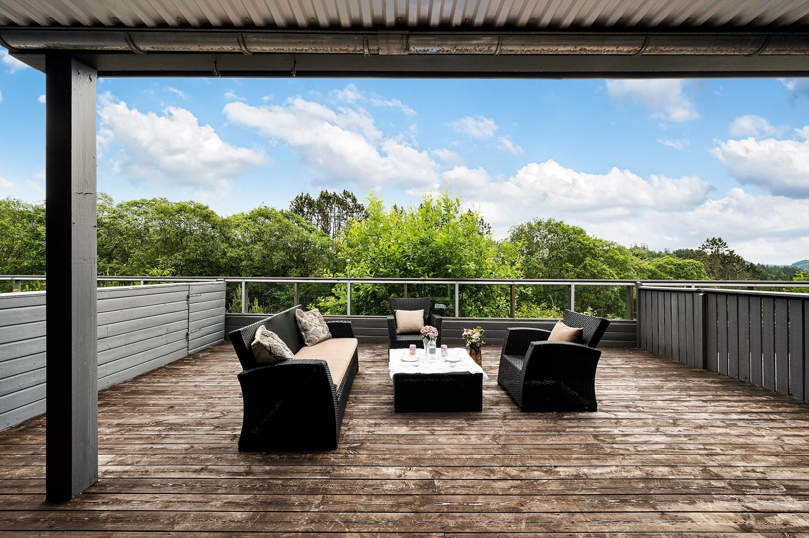 - Attraktiv 3-roms selveierleilighet med stor terrasse med formiddags/ettermiddagssol, vedovn og felles parkering - Galleribilde