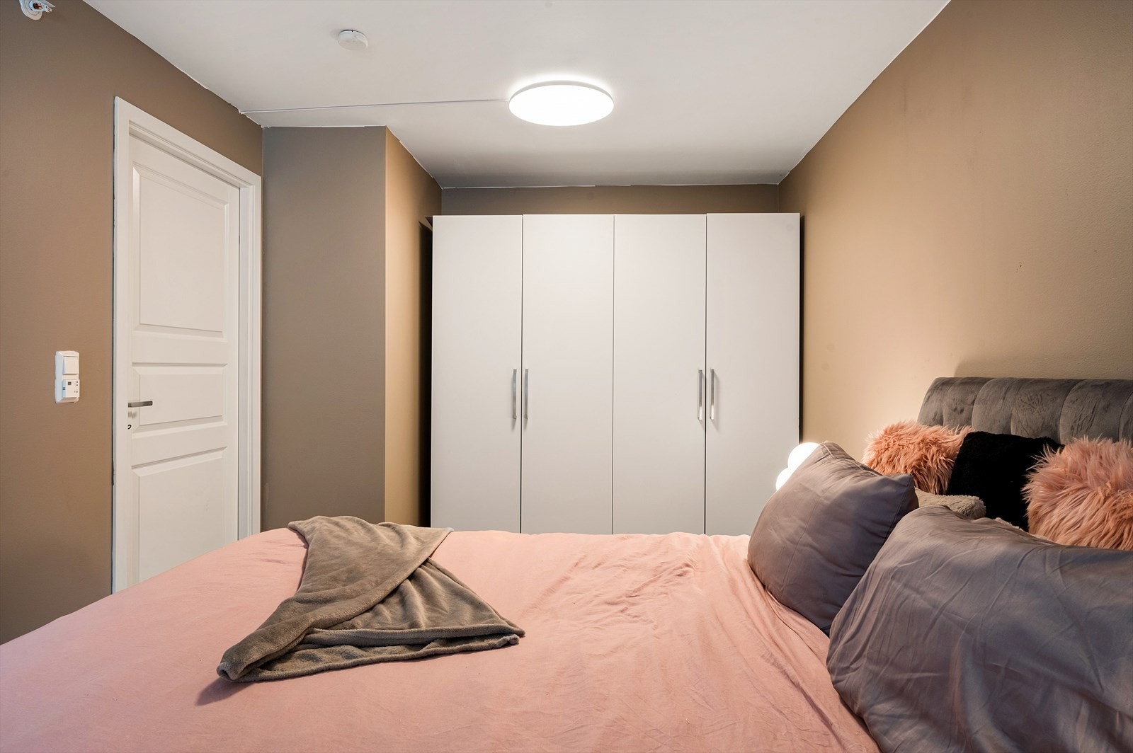 - Garderobeskapet tilbyr god plass til klær og tilbehør - Galleribilde