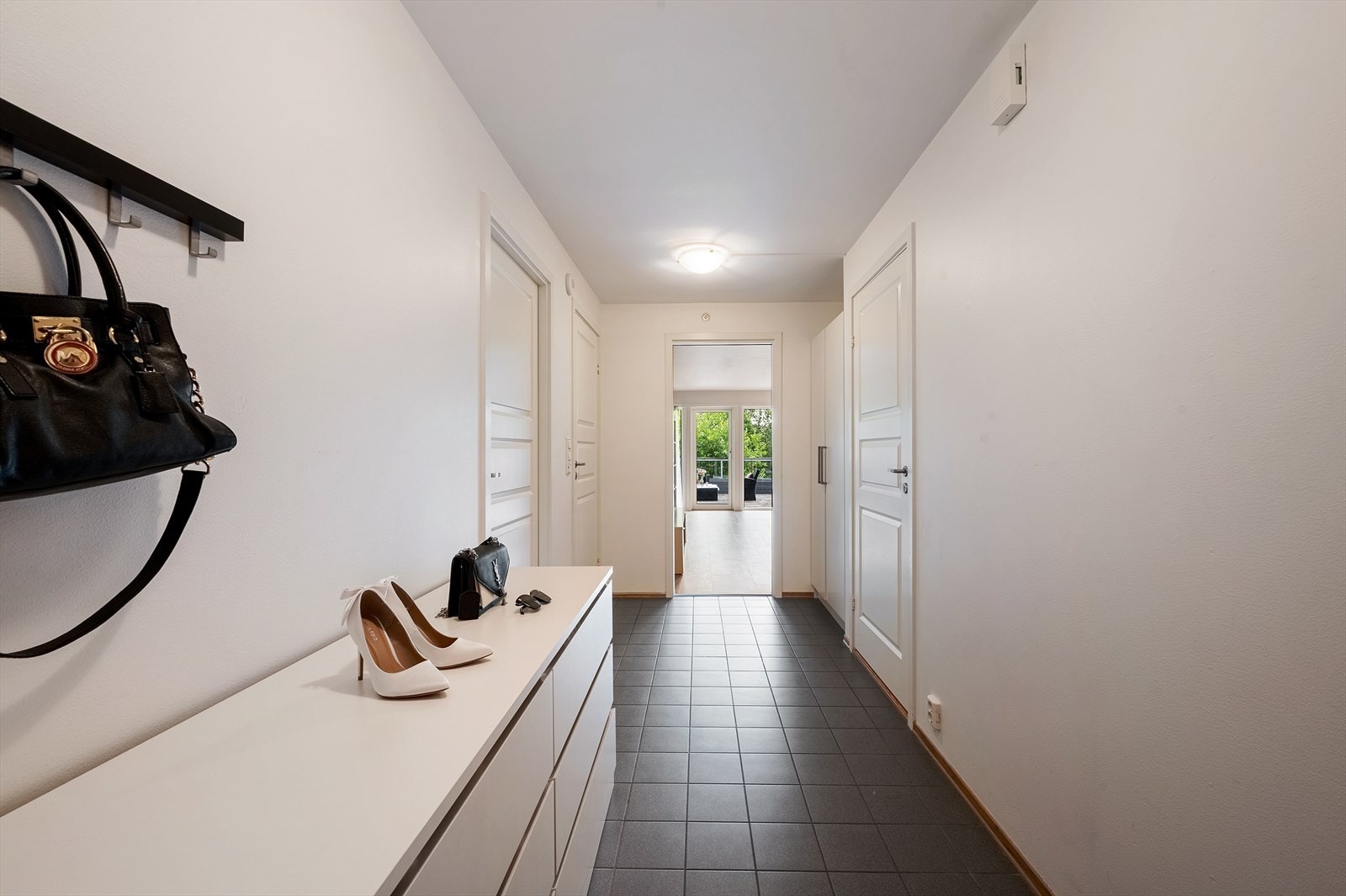 - Flislagt entré på 8,6 m² med varme i gulvet - Galleribilde