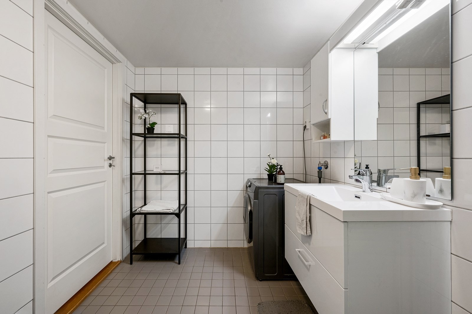 - Baderomsskap og servant er helt nytt fra juni 2025 - Galleribilde