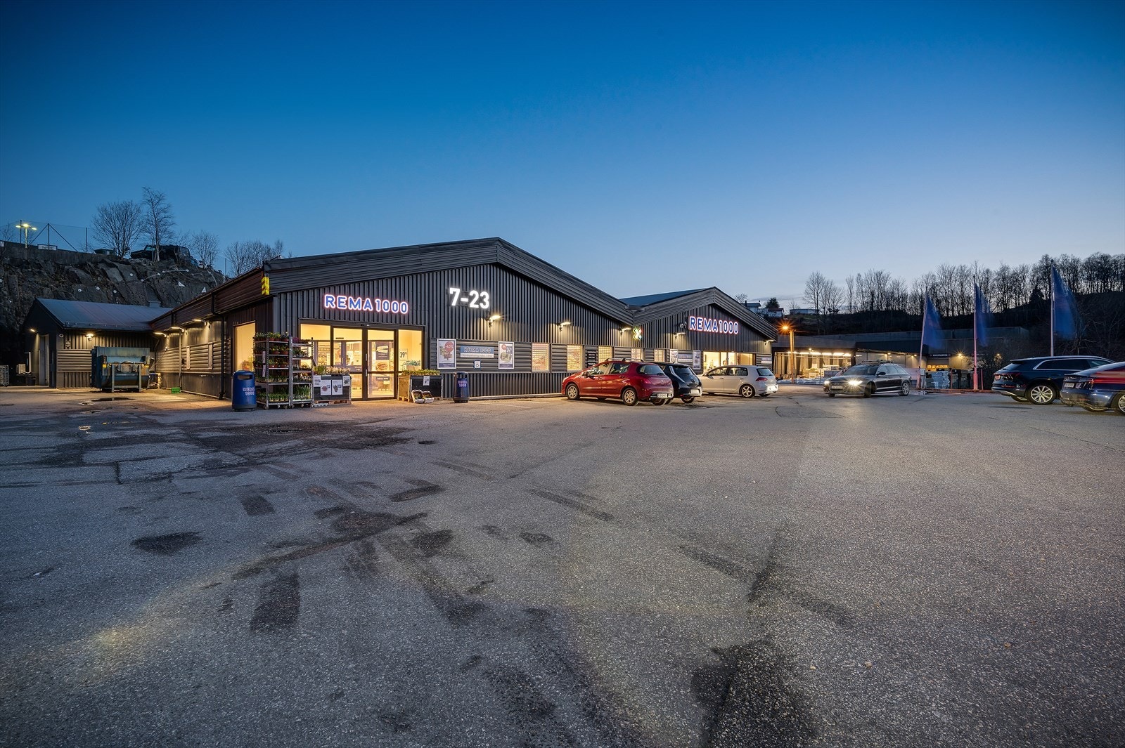 - Rema 1000 Midtun er en kort kjøretur unna og sikrer de daglige behovene - Galleribilde