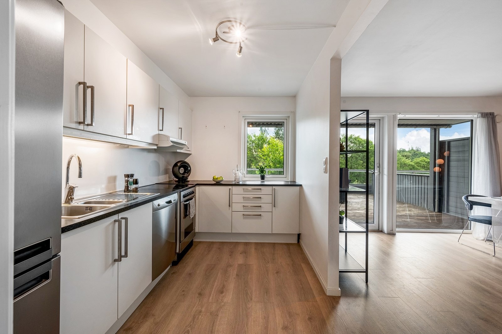 - Lys kjøkkeninnredning med slette fronter og benkeplate i laminat - Galleribilde