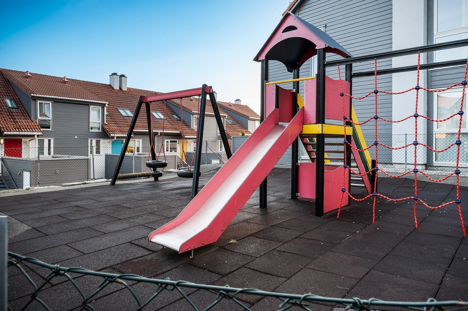 - Koselig sameiet med lekeplass, ballbinge m.m. for de minste - Galleribilde