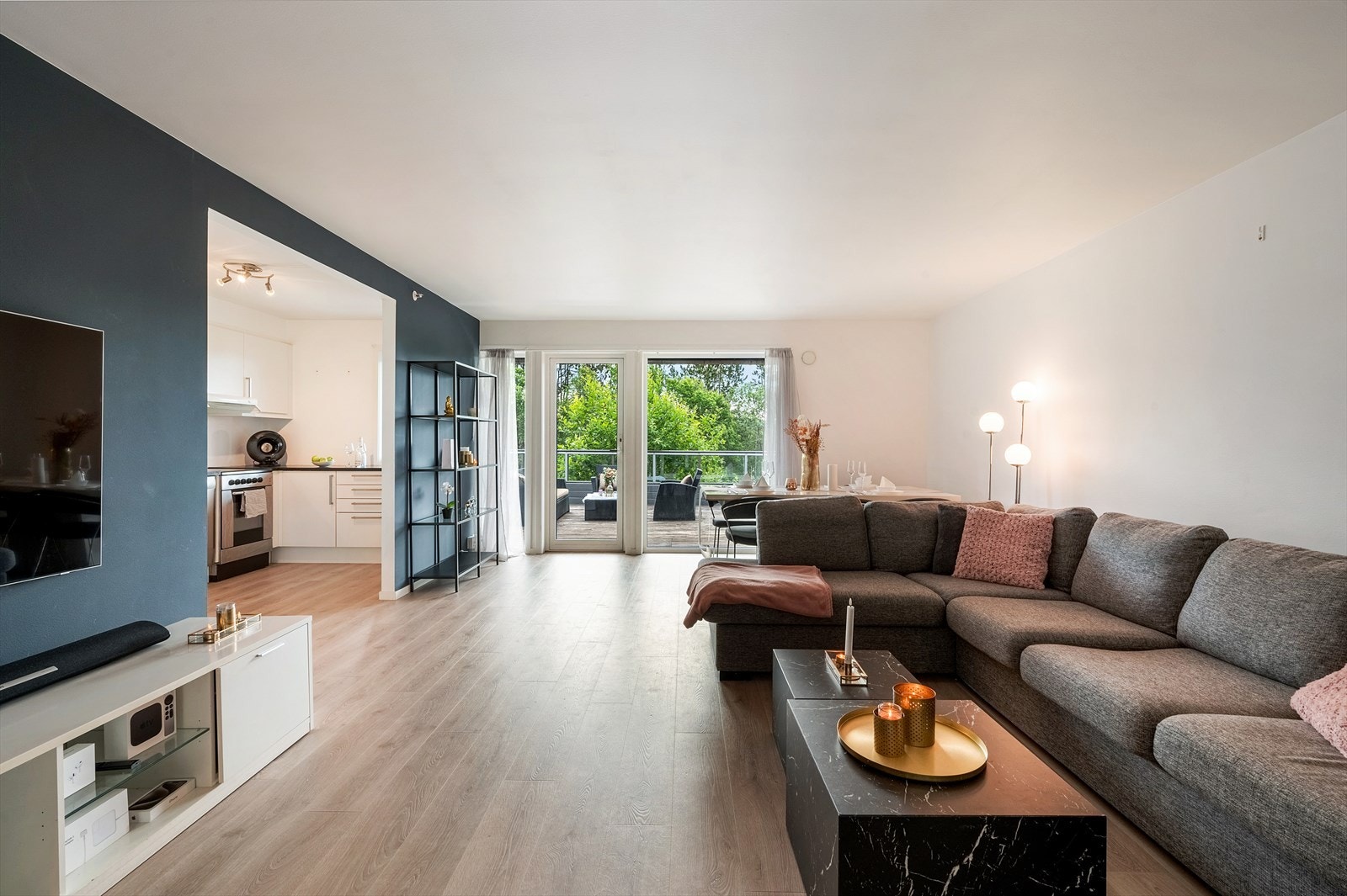 - Leiligheten måler 75 m² (BRA-i) og inneholder entré, stue, kjøkken, bad, to soverom og bod - Galleribilde