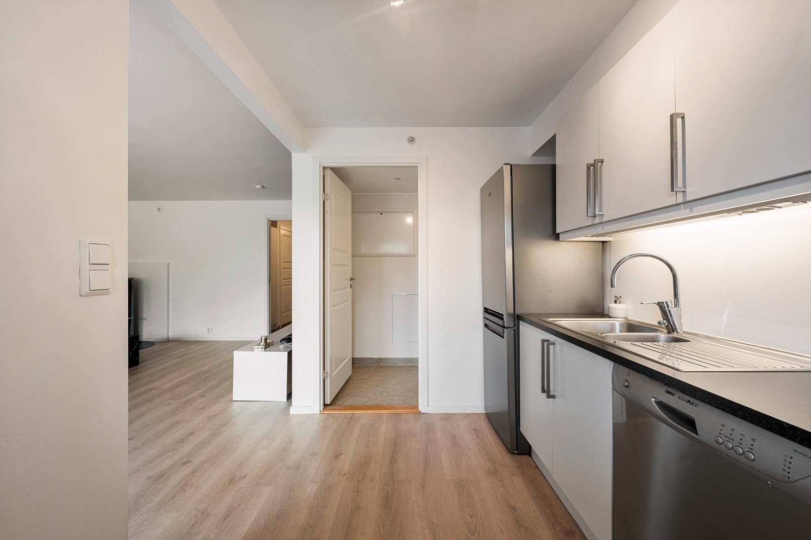 - Kjøleskap, oppvaskmaskin og komfyr medfølger til glede for ny eier! - Galleribilde