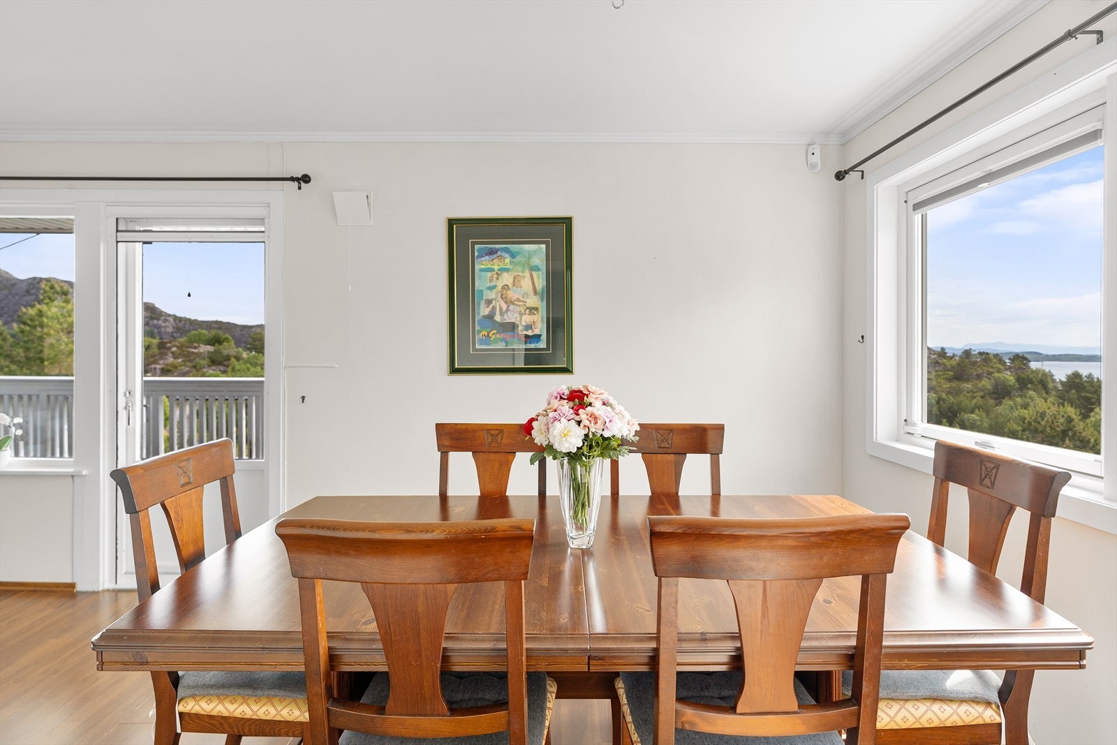 God plass til ønsket spisestuemøblement Galleribilde