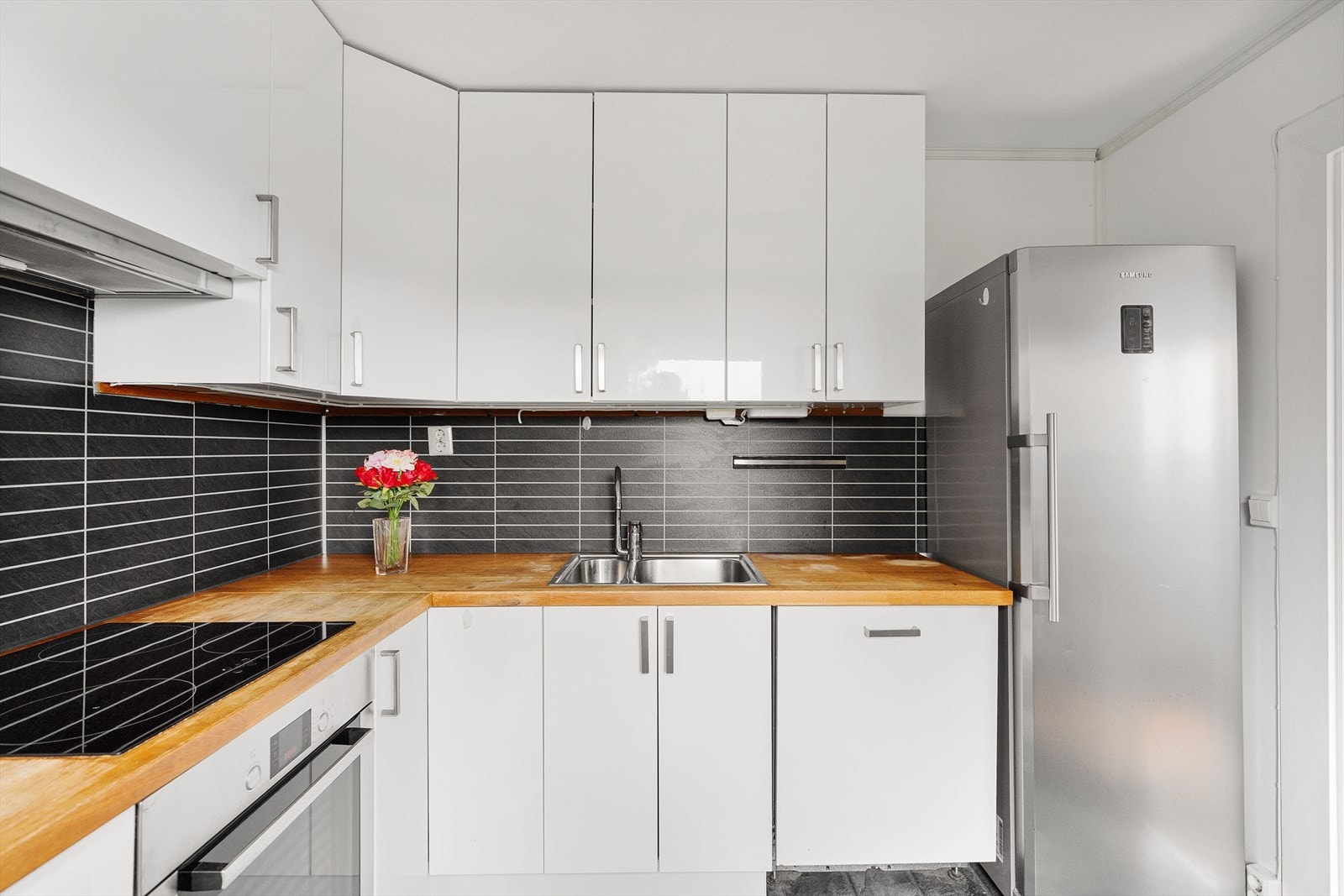 Det er godt med benke- og oppbevaringsplass på kjøkkenet Galleribilde