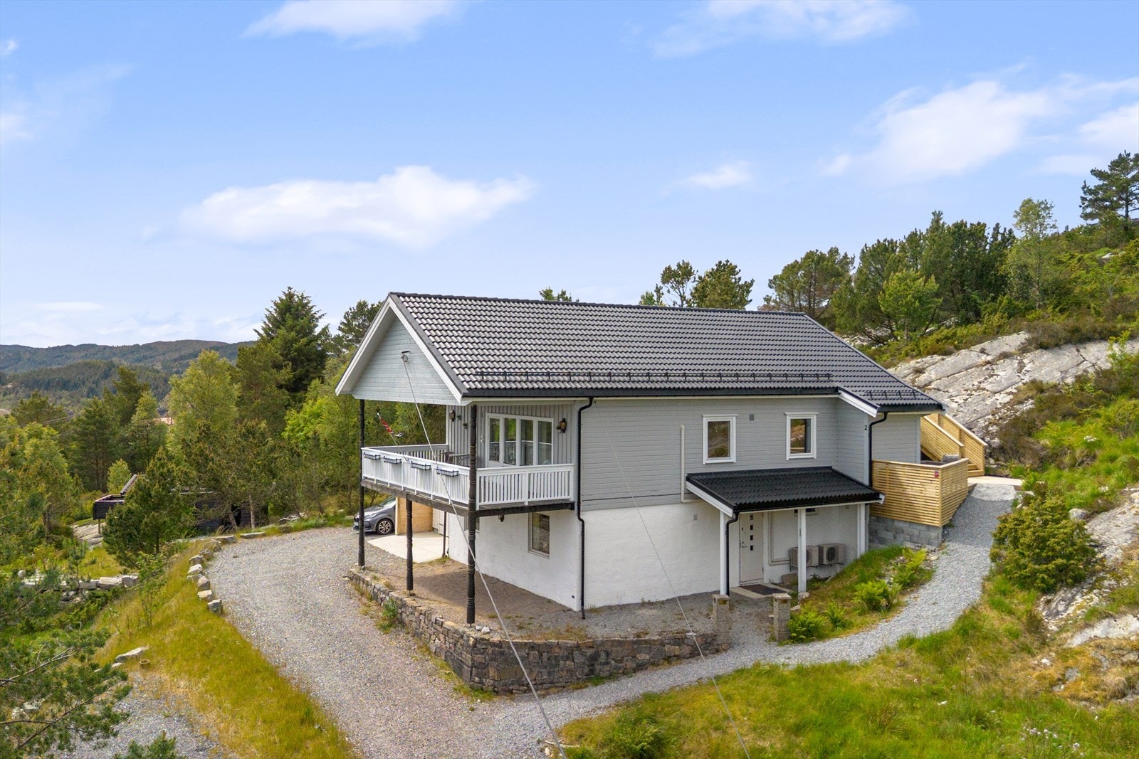 Boligen har blitt påkostet de siste årene, blant annet med fornying av takkonkstruksjonen og taktekkingen i 2024 Galleribilde