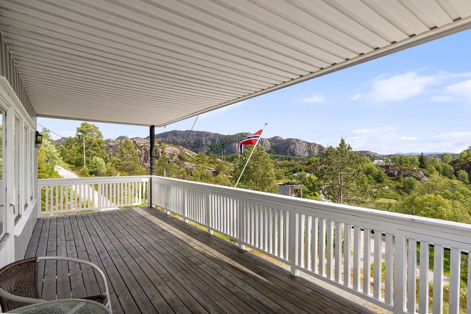 Her får man en utsikt over et majestetisk landskap Galleribilde