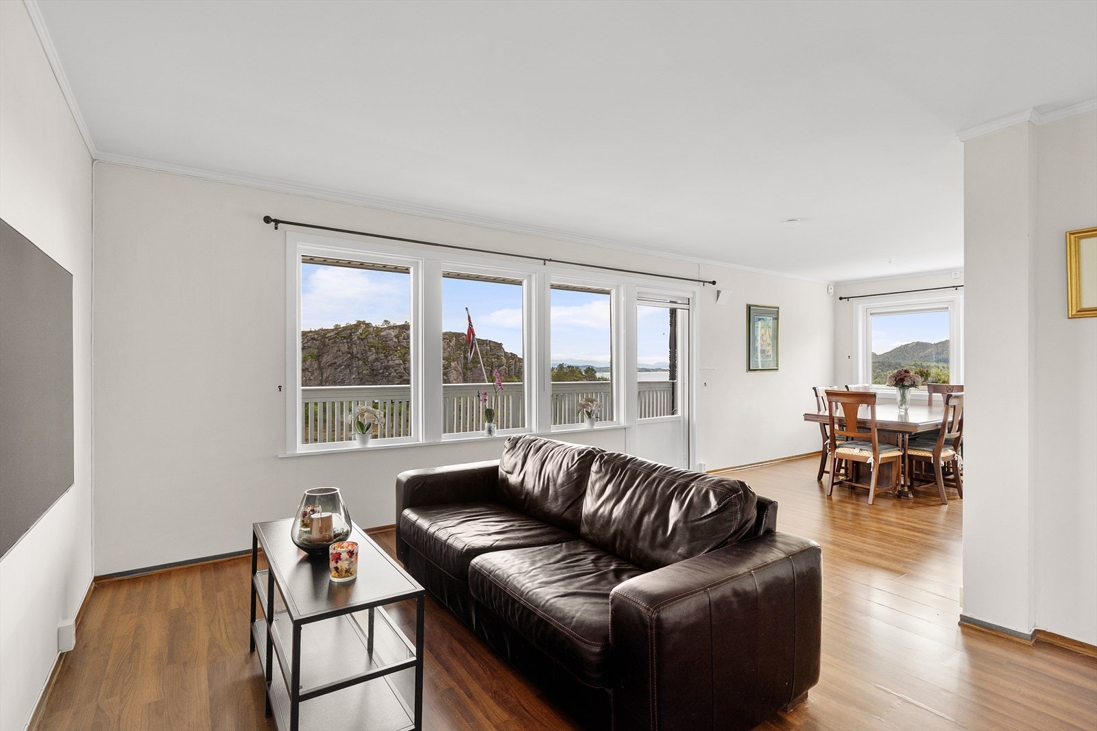 Boligens stue er natulig fordelt i en spisestue og en tv stue Galleribilde