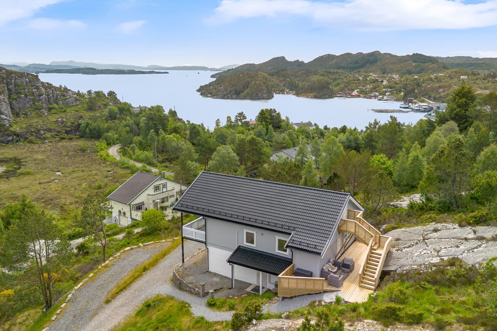 I 2024 ble det også bygget overbygg over inngangspartiet og skiftet masser på baksiden av boligen Galleribilde